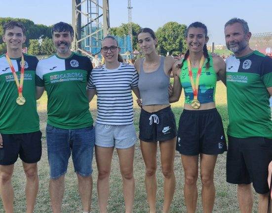 Gerson Pozo y Rocío Arroyo junto con Clara y Lucía, atletas de Ajalkala
