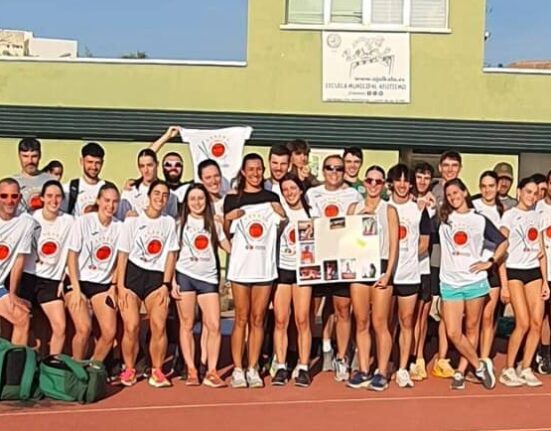 Club Ajalkala con la camiseta de Tokio